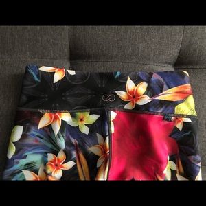 CALIA by Carrie Underwood Hawaii capri legging🌺